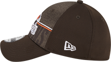 Load image into Gallery viewer, Cleveland Browns New Era 2023 NFL Training Camp 39THIRTY Flex Hat - Brown
