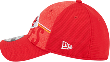 Load image into Gallery viewer, Kansas City Chiefs New Era 2023 NFL Training Camp 39THIRTY Flex Hat - Red
