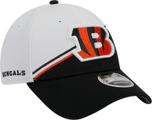 Load image into Gallery viewer, Cincinnati Bengals New Era 2023 Sideline 9FORTY Adjustable Hat - White/Black
